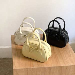 กระเป๋าสะพายไหล่ผู้หญิงแบบดีไซน์เฉพาะตัว กระเป๋าหนัง PU แฟชั่น กระเป๋าสะพายข้างสำหรับสาวๆ - Product Image 1