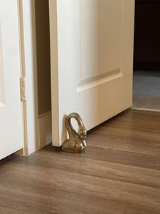 Tope de puerta de calidad estándar con forma de pato, hecho de metal con acabado dorado, a la venta por exportadores. - Product Image 6