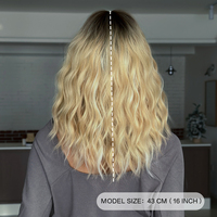 Peluca de Cabello Sintético de 16 Pulgadas, Ombre con Raíz Oscura a Rubio Miel, Corte Bob Medio Ondulado con Flequillo Recto, Fibra Resistente al Calor, Aspecto Natural