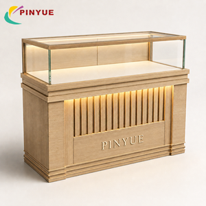 Vitrine de présentation de bijoux en verre chêne clair avec panneau en <span class=keywords><strong>bois</strong></span> à lattes, éclairage LED et moulures étagées, présentoir de comptoir pour boutique - Product Image 1