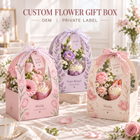 Boîte cadeau pour bouquet de fleurs en carton imprimé personnalisé avec nœud en ruban de dentelle et motif floral, présentation ouverte