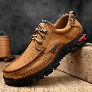 Mocassins pour hommes en cuir PU style rétro britannique, à enfiler, semelle en caoutchouc, doublure en peluche, motif uni, chaussures de conduite décontractées et tendance - Product Image 1