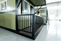 Maison conteneur pliable de 20 pieds, mini-maison préfabriquée avec auvent de balcon, villa conteneur portable dépliable, bureau et hébergement