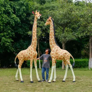 Estátua de girafa em tamanho real grande azul, suporte de girafa em fibra de vidro, escultura de animal para decoração de jardim ao ar livre