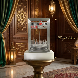 Trophée de triathlon IRONMAN du Moyen-Orient personnalisé, écologique, imprimé UV, avec base en métal en forme de silhouette de ville en 3D - Product Image 3