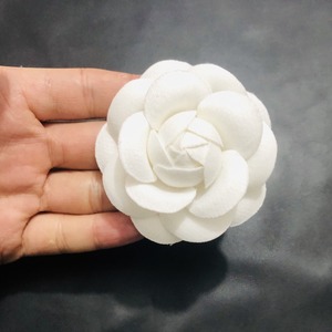 Spilla di fascia alta 6.6cm di flanella spessa doppia faccia con fondo classica camelia sciarpa di fiori bianchi per adulti in poliestere - Product Image 4