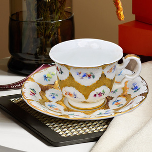 Ensemble tasse et soucoupe à café en céramique dorée, style européen, luxe léger, motif rétro en relief, pour le thé de l'après-midi à la maison - Product Image 4