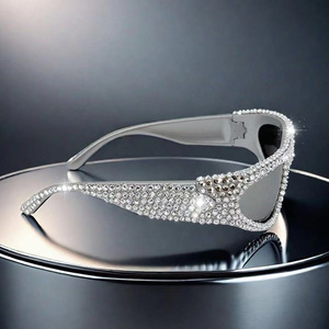 Occhiali da Sole di Lusso Fatti a Mano con Diamanti Scintillanti, Personalizzati e all'Avanguardia, Stile Audace e di Alta Classe - Product Image 3