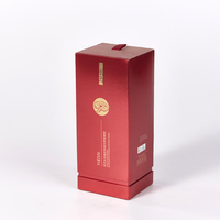 Boîte Cadeau Cérémonielle Rouge et Or en Carton Rigide avec Artwork Détailné en Couleur Personnalisé pour Souvenir