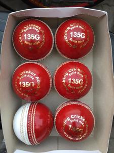 Rojo/blanco de cuero COACHING "a" pelota de CRICKET JUNIORS 135GM - Product Image 3