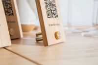 Menu en bois minimaliste avec code QR, gravure personnalisée de logos et d'images pour restaurants, bars, boissons, aliments, codes QR sur pied, menus de table