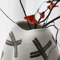 Vase à fleurs en céramique minimaliste moderne avec surface en sable peint à la main Décoration de table intérieure pour salon bureau Type de glaçure mate