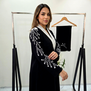 Vente en gros - Abaya longue à col en V, à fleurs et perles noires, style Dubaï, manches longues, robe islamique modeste pour femmes, pour l'Aïd et les mariages - Product Image 1