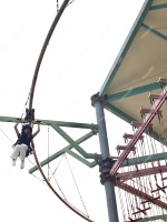 Parcours de corde haute personnalisé et caboteur à glissière équipement d'amusement de parc d'aventure en plein air pour le site pittoresque de la culture et du tourisme
