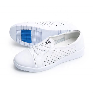 Scarpe da donna in pelle bianca traspirante Versatile con foro scarpe da lavoro leggere per la fabbrica di alimenti - Product Image 1