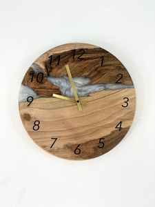 Reloj de Pared Artístico de Resina y Madera, Hecho a Mano para Ofrecer un Atractivo Visual Único y una Funcionalidad Suave y Precisa para Interiores - Product Image 2
