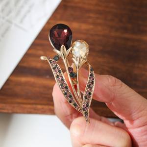 Broche de Moda Chapado en Oro con Cristales de Tulipán y Aleación de Rhinestone, de Lujo y Alta Calidad para Mujer, Regalo Personalizado para Boda, Compromiso o Fiesta - Product Image 4