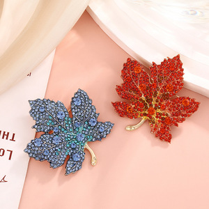 เข็มกลัดโลหะผสมรูปใบเมเปิ้ล สีแดงและสีน้ำเงิน ขนาด 5x4.5 ซม. ประดับด้วยไมโครอินเซิร์ต โลหะผสมสังกะสี ของขวัญเครื่องประดับแฟชั่นสำหรับผู้หญิง - Product Image 2