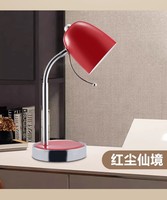 Lampe de table LED portable moderne au design simpliste avec corps en fer et abat-jour en métal alimentation cc sans fil emballé sur mesure