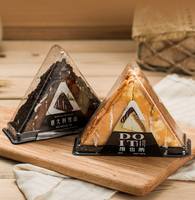 Vente en gros Boîte de boulangerie jetable en plastique transparent Petite boîte d'emballage pour gâteau Contenants à dessert Boîte à gâteau triangulaire