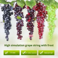 Milieuvriendelijke, aanpasbare kerstdecoratie en rekwisieten met verschillende aantal kunstmatige druiven en fruit.