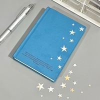 Nouveau carnet à couverture rigide A6 avec motifs d'étoiles bleues et pages vierges, idéal pour la tenue de journaux d'étudiant et la gestion des documents de travail.