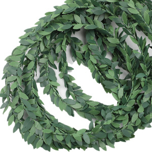 Guirnaldas de Hojas Verdes Artificiales de 7.5 Metros, Decoraciones de Plástico para Bodas y Hogar al Aire Libre - Product Image 1
