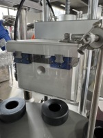 Machine de remplissage et de scellage semi-automatique à ultrasons pour tubes de dentifrice et tubes composites en plastique, pour produits cosmétiques