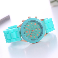 Nouvelle Arrivée Montre à Quartz pour Femme, Boîtier en Alliage Coloré, Cadran en Verre, Bracelet en Silicone, Montre de Sport Résistante à l'Eau