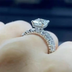 Anello con Doppia Fila di Cristalli per Donne, Elegante Accessorio Moda per Uso Quotidiano e Feste - Product Image 4