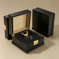 Boîte à parfum en bois noir brillant de luxe avec plaque métallique personnalisée, charnière dorée en velours pour emballage cadeau de marque de parfum ou d'huile essentielle