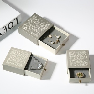 Boîte à bijoux rigide haut de gamme de luxe avec motif floral Gesang, boîte à bijoux avec tiroir, sac en papier et poignée de tiroir en métal - Product Image 3