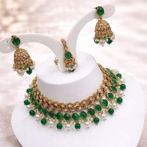 ชุดเครื่องประดับทองชุบประดับมุกสีเขียวแบบคุนดัน - สร้อยคอและต่างหูแบบดั้งเดิมสำหรับวันครบรอบของผู้หญิง - Product Image 1