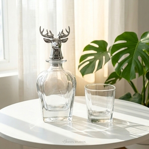 Bouteille en verre vide <span class=keywords><strong>de</strong></span> 680 ml au design moderne et élégant <span class=keywords><strong>avec</strong></span> tête <span class=keywords><strong>de</strong></span> <span class=keywords><strong>cerf</strong></span> en métal pour parfum, vin, vodka, spiritueux, brandy, tequila - Product Image 1