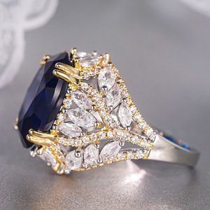 Anello Bicolore Stile Palazzo, Gioiello Vintage Elegante da Donna - Product Image 4