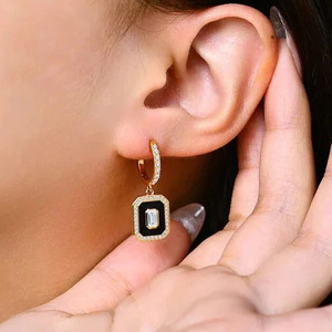 Boucles d'oreilles géométriques en émail pour femmes, bijoux élégants d'inspiration royale, bijoux tendance - Product Image 2
