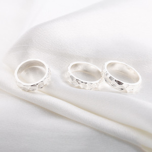 แหวนผู้ชายดีไซน์ทันสมัยสไตล์ญี่ปุ่นเกาหลี ชุบเงิน ลายตอกแบบไม่สม่ำเสมอ รูปทรงเรขาคณิต ของขวัญเครื่องประดับ - Product Image 3