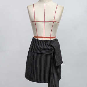 Vente en gros de jupes mini à manches rayées de couleur unie pour femmes, de haute qualité, personnalisées OEM/ODM - Product Image 5