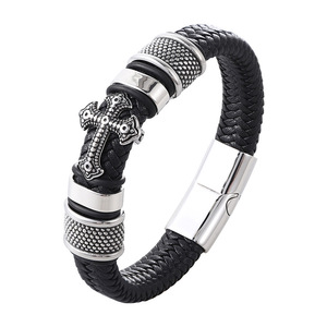 Pulsera de Cuero Negra Estilo Punk para Hombre con Dije de Calavera Plateada, Cierre Magnético y Cadena Trenzada, Ideal para Regalo - Product Image 3