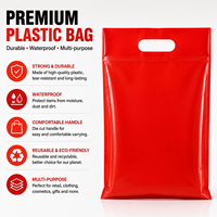 Sac de courses en plastique rouge imprimé sur mesure avec poignée découpée pour vêtements, cosmétiques et emballages de détail