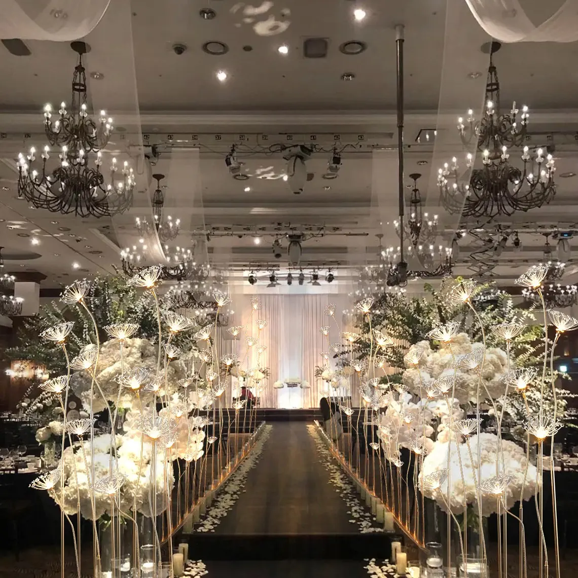 結婚披露宴のためのロマンチックなアクリルロードリードライト発光通路レセプション装飾金属結婚式ロードライト