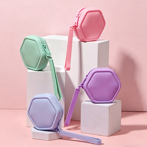 Porte-monnaie hexagonal en silicone à fermeture éclair, directement de l'usine, pour femme, idéal pour les trajets quotidiens, portable, pour le voyage, le rangement de cosmétiques, de pièces de monnaie et de clés - Product Image 3