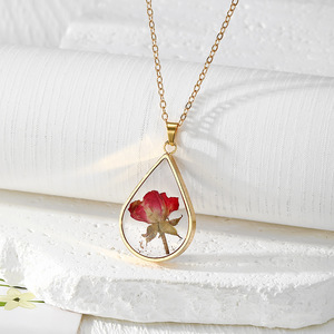 Collar con Colgante de Flor Prensada en Tono Dorado, Collar con Dije en Forma de Lágrima, Joyería Floral, Regalo para Mujer - Product Image 2