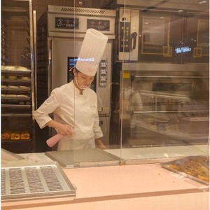 Diseñamos y personalizamos profesionalmente varios uniformes de panadería de alta gama y ropa de trabajo para las panaderías Holiland. - Product Image 3