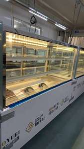 Vitrine réfrigérée commerciale pour gâteaux, desserts et pâtisseries, modèle personnalisé de haute qualité avec éclairage LED chaud - Product Image 4