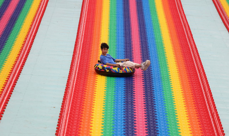 Outdoor Plastic Dry Ski Rainbow Snow Slip Slide factory design Fun Park Equipment For Park