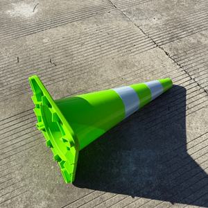 مخروط أمان من البولي فينيل كلوريد مع شريط عاكس عالي 70 سم للطرق الحضرية - Product Image 5