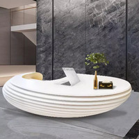 Bureau d'ordinateur de réception de luxe sur mesure en chêne et teck, de forme moderne et paramétrique, pour usage commercial, idéal pour les hôtels et les bureaux de direction.