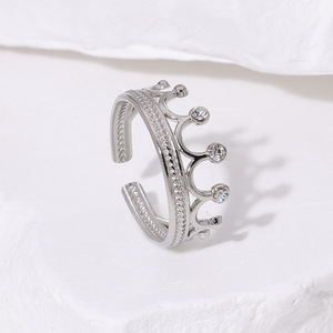 Bague couronne élégante et minimaliste sertie de diamants, design de niche avec une touche de luxe et une sophistication haut de gamme, 18 carats - Product Image 3
