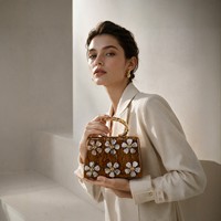 Sacs de soirée pour femmes avec fermeture magnétique, design floral en acrylique, poignée en métal, pochettes de soirée personnalisées pour femmes